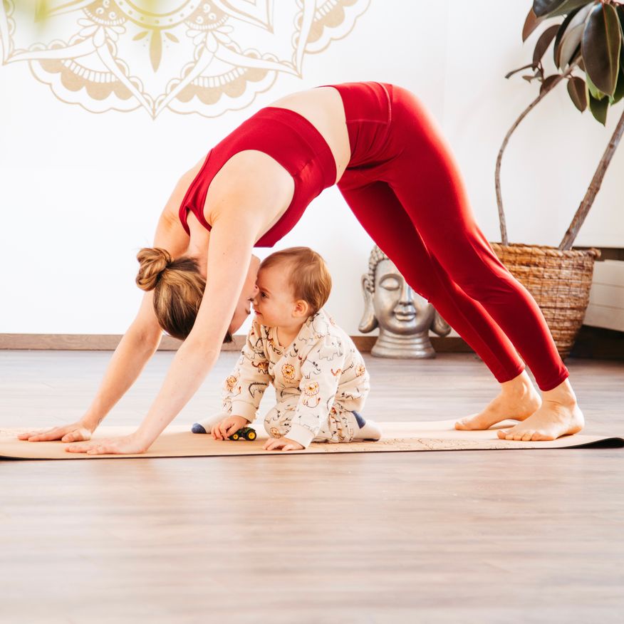 Bild enthält, Baby, Person, Fitness, Sport, Working Out, Yoga, Clothing, Shorts, Downward Dog Yoga Pose