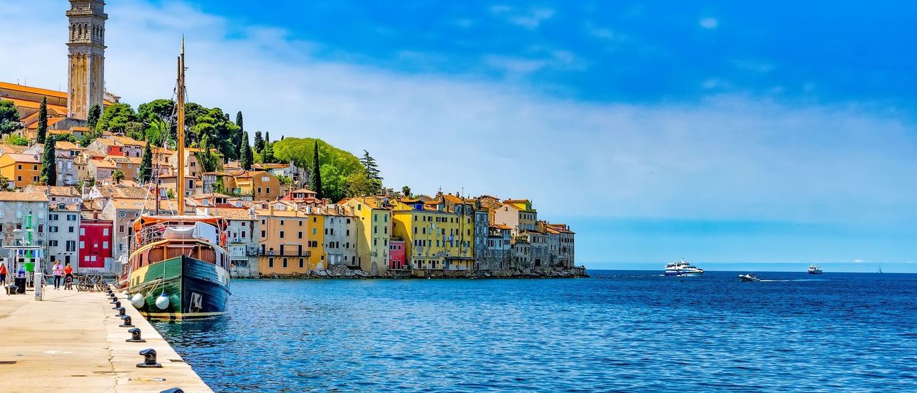 Bild enthält, Boat, Transportation, Vehicle, Person, Landmark, Architecture, Building, Clock Tower, Tower, Cinque Terre