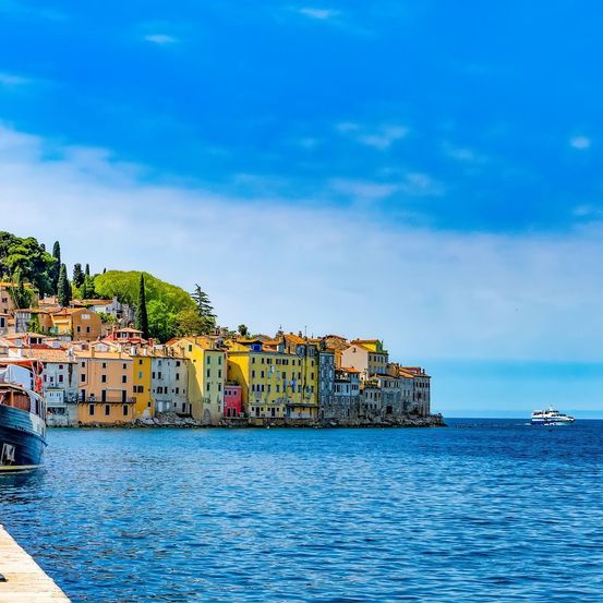 Bild enthält, Boat, Transportation, Vehicle, Person, Landmark, Architecture, Building, Clock Tower, Tower, Cinque Terre
