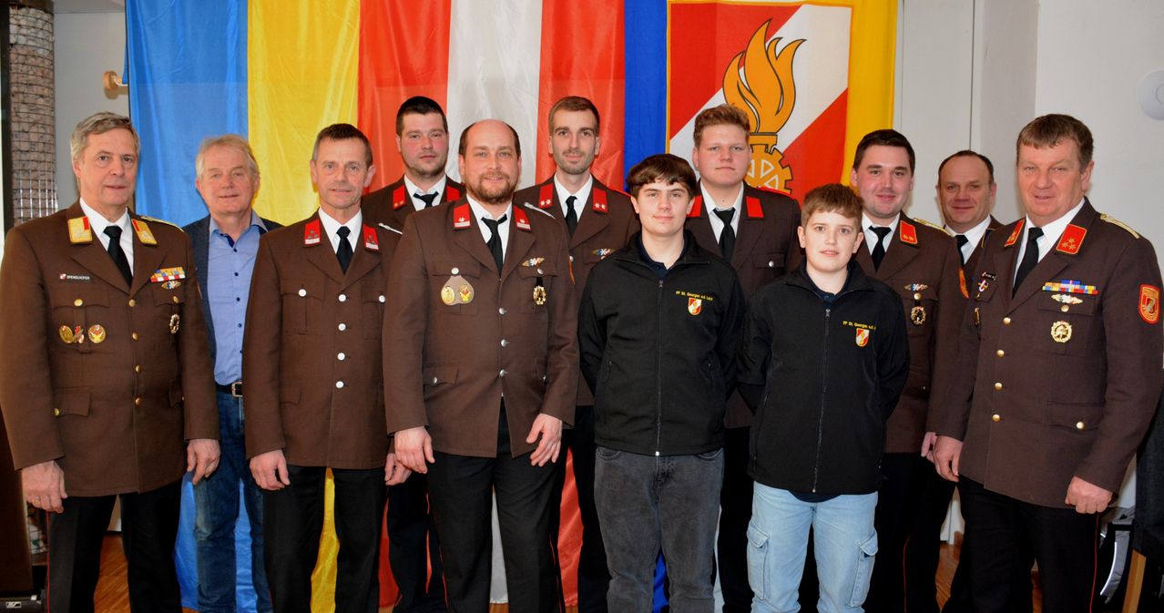 Bild enthält, People, Person, Pants, Adult, Male, Man, Suit, Jeans, Military, Officer