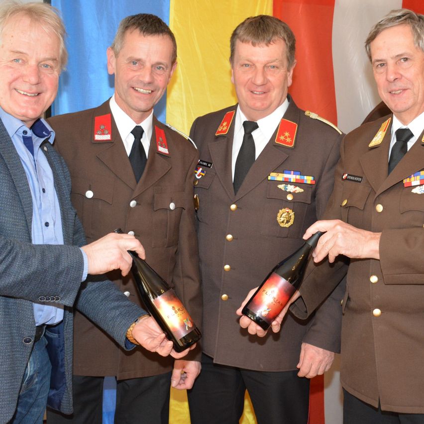 Bild enthält, Adult, Male, Man, Person, Suit, Officer, Military, Military Officer, Face, Coat