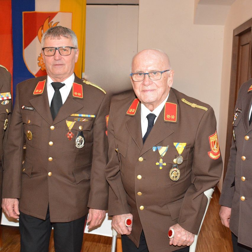 Bild enthält, Officer, Person, Military, Military Officer, Adult, Male, Man, Suit, Tie, Face