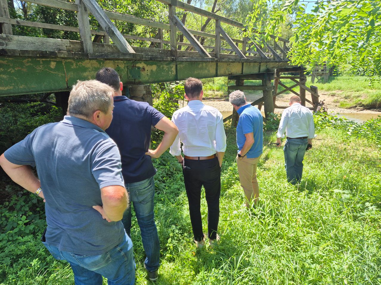 Bild enthält, Pants, Garden, Nature, Outdoors, Porch, Person, Walking, Adult, Male, Man