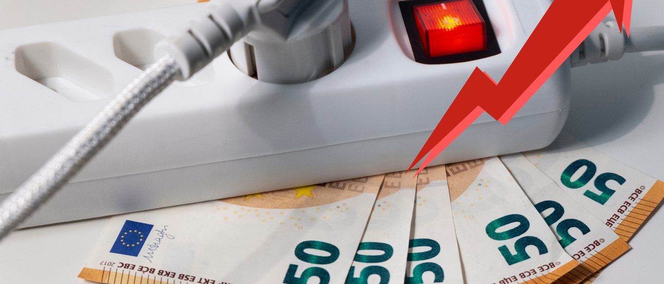 Ein Bild von einer Steckdosenleiste mit einer roten Lampe darauf, zusammen mit mehreren Euro-Banknoten.