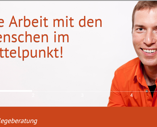 Bild eines lächelnden Mannes in einem orangefarbenen Hemd mit dem Text 'Die Arbeit mit den Menschen im Mittelpunkt!' und den Zahlen 1, 2, 3, 4 darunter.