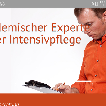 Ein Mann in einem orangefarbenen Hemd schreibt auf eine Clipboard. Der Text lautet 'Akademischer Expertise in der Intensivpflege'. Er befindet sich in einem Büro.