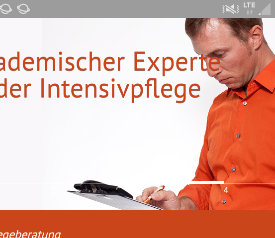 Ein Mann in einem orangefarbenen Hemd schreibt auf eine Clipboard. Der Text lautet 'Akademischer Expertise in der Intensivpflege'. Er befindet sich in einem Büro.