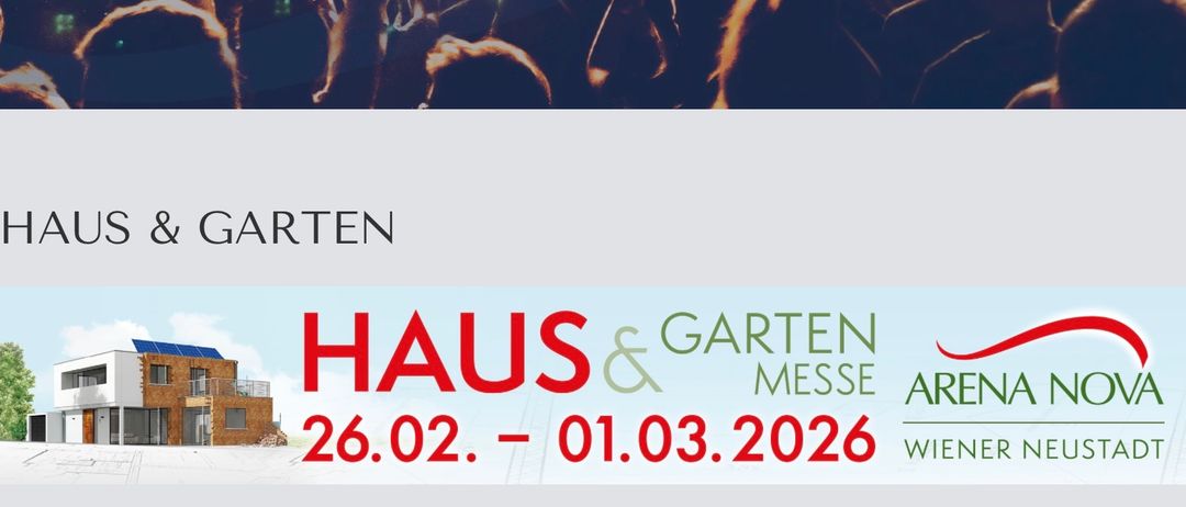 Ein Plakat für die Haus & Garten Messe mit den Daten 26.02. - 01.03.2026. Der Hintergrund zeigt verschwommene Menschen, die an einer Veranstaltung teilnehmen.