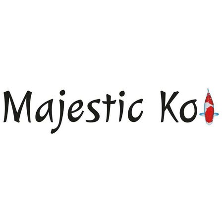 Das Bild zeigt den Text 'Majestic Ko' in fetter schwarzer Schrift mit einem roten und weißen Koi-Fischsymbol daneben auf weißem Hintergrund.