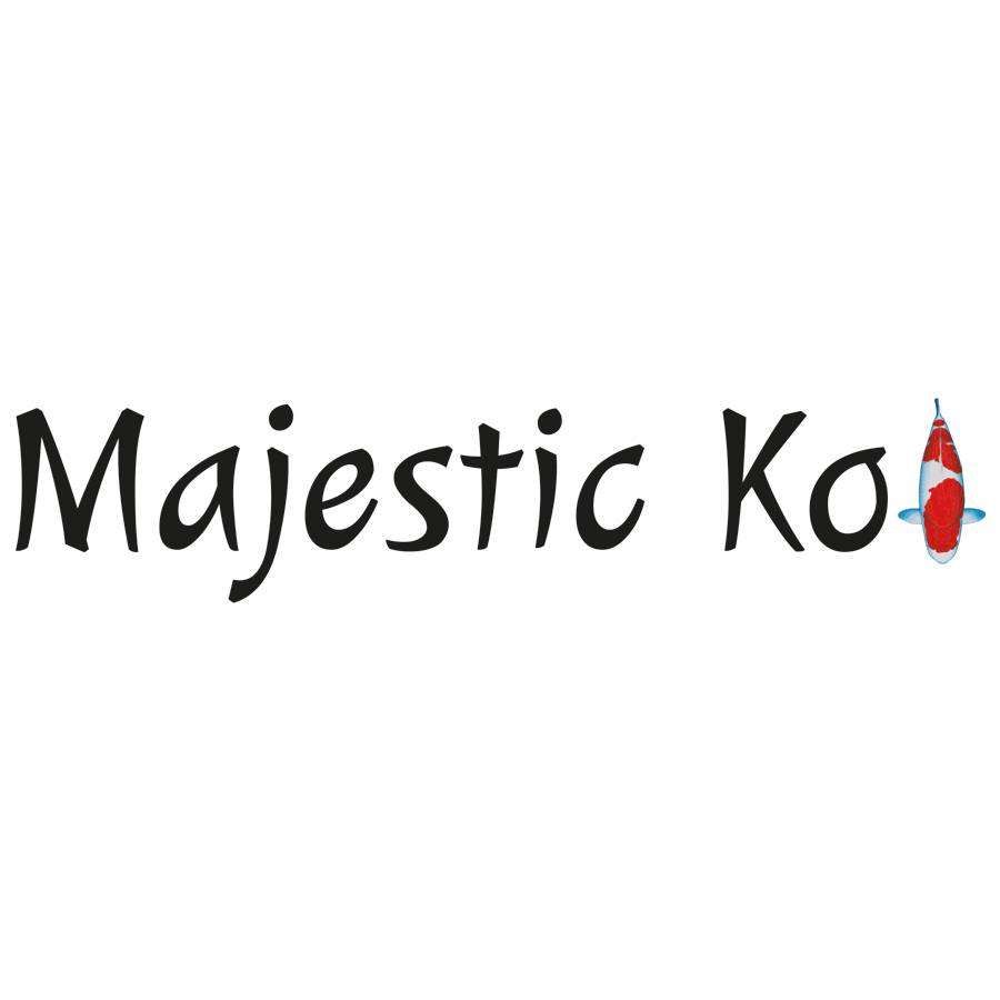 Das Bild zeigt den Text 'Majestic Ko' in fetter schwarzer Schrift mit einem roten und weißen Koi-Fischsymbol daneben auf weißem Hintergrund.