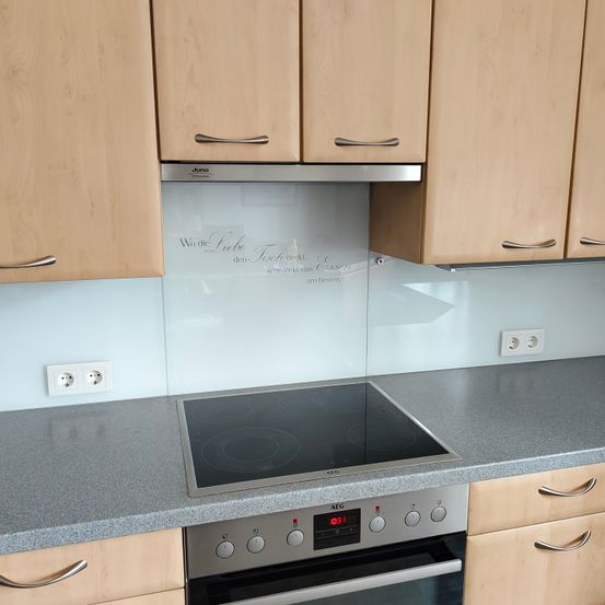 Bild enthält, Indoors, Interior Design, Kitchen, Cooktop, Furniture, Sink, Sink Faucet