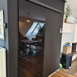 Bild enthält, Indoors, Interior Design, Door, Sliding Door, Floor, Flooring, Wood, Hardwood, Building, Chair