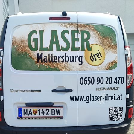 Bild enthält, Advertisement, License Plate, Transportation, Vehicle, Car, Machine, Wheel, QR Code