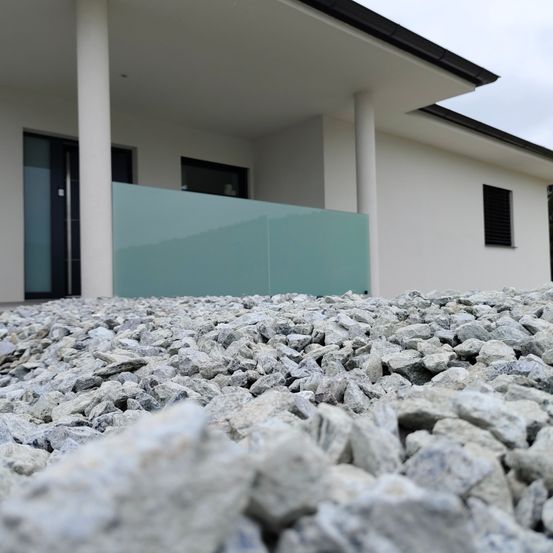 Bild enthält, Rubble, Rock, Road, Architecture, Building, Gravel