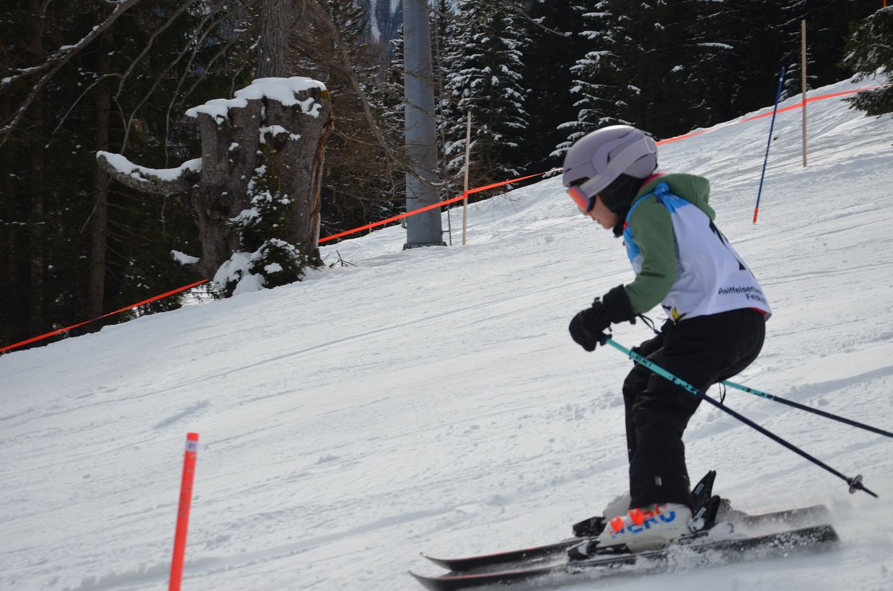 Bild enthält, Nature, Outdoors, Piste, Snow, Person, Helmet, Shoe, Glove, Skiing, Tree