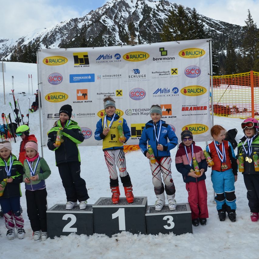 Bild enthält, Nature, Outdoors, Piste, Snow, Sport, Person, Shoe, Helmet, Hat, People