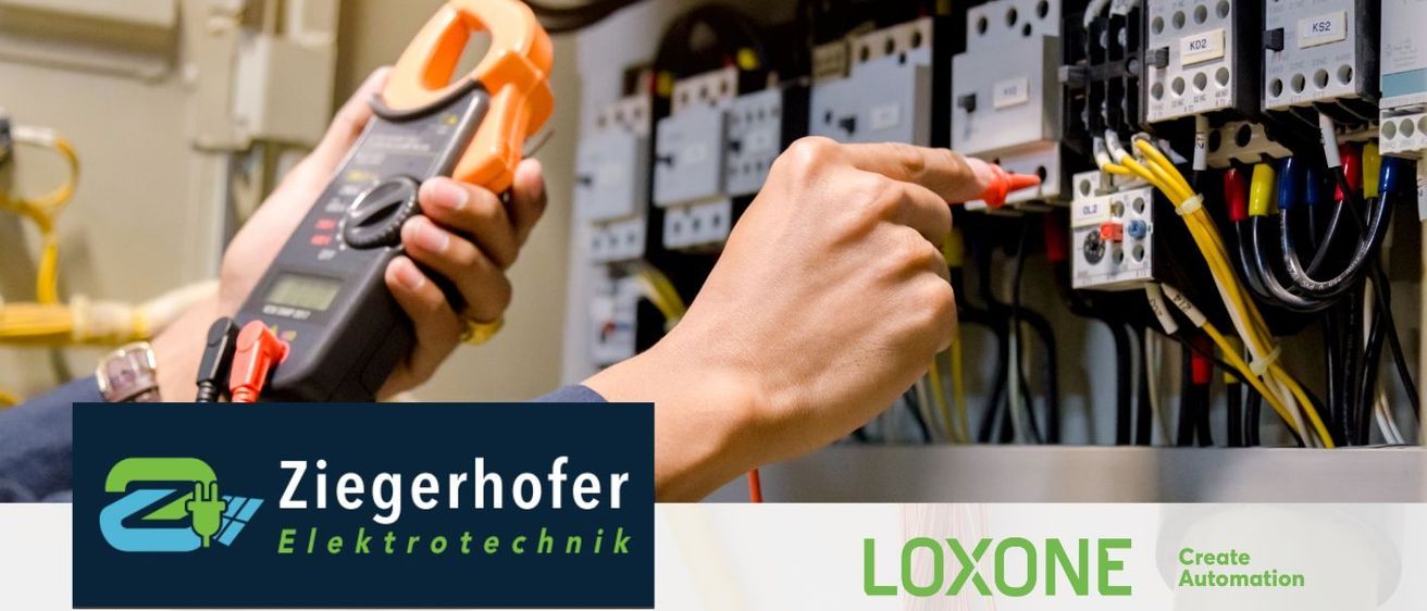 Eine Werbung für Zieherhofer Elektrotechnik e.U. zeigt elektrische Installationen, ein Foto einer Person, die an Geräten arbeitet, und einen Überblick über die Dienstleistungen. Es hebt die Expertise im Bereich der Elektroinstallation, die Spezialisierung auf Photovoltaik und die Partnerschaft mit LOXONE hervor.