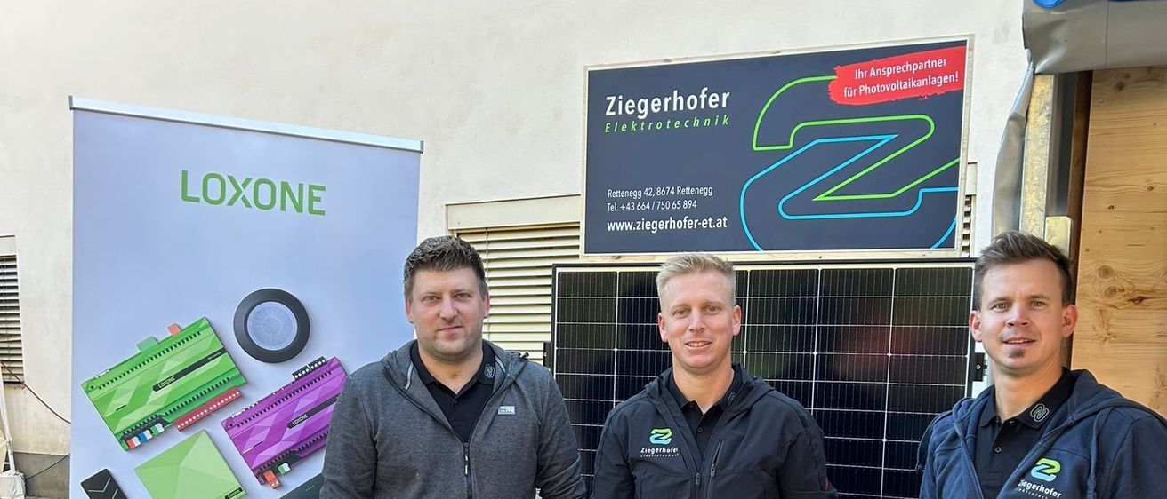 Bild enthält, Advertisement, Pants, Coat, Jacket, Adult, Male, Man, Person, Groupshot, Poster