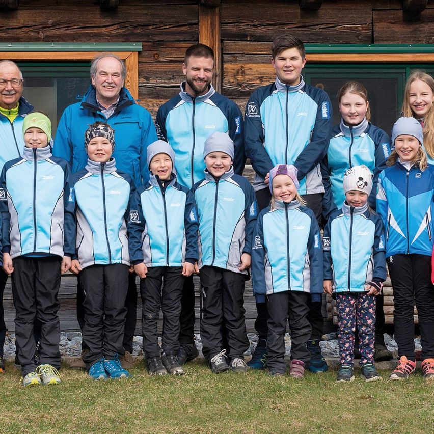 Bild enthält, People, Person, Pants, Shelter, Coat, Jacket, Portrait, Jeans, Adult, Man