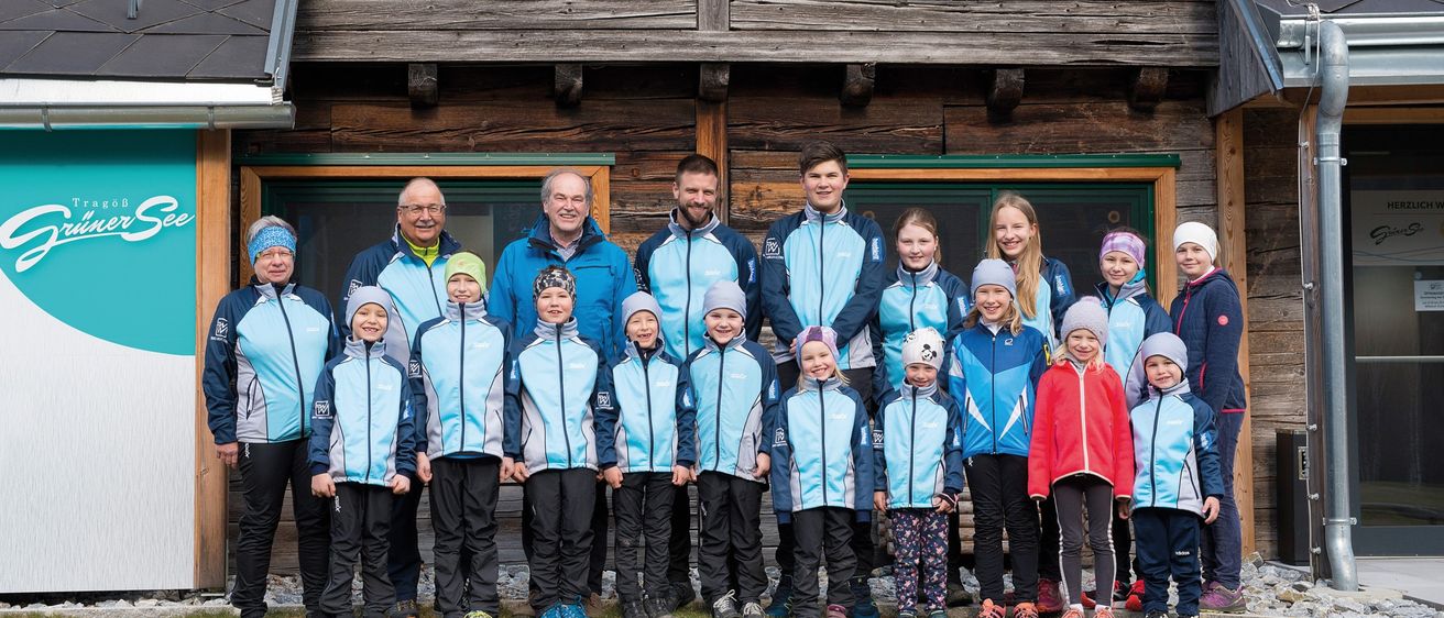 Bild enthält, People, Person, Pants, Shelter, Coat, Jacket, Portrait, Jeans, Adult, Man