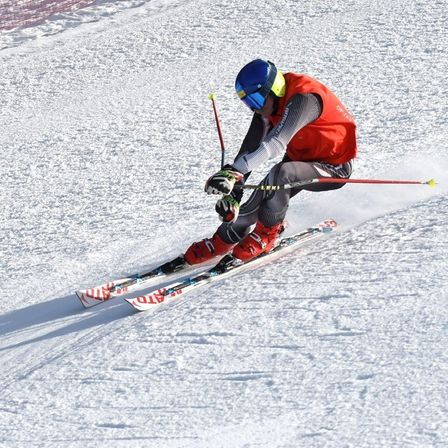 Bild enthält, Nature, Outdoors, Person, Snow, Footwear, Shoe, Skiing, Sport, Helmet, Glove