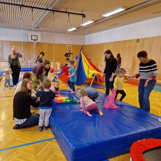 Bild enthält, Adult, Female, Person, Woman, Child, Girl, Play Area, Indoors, Face, Head