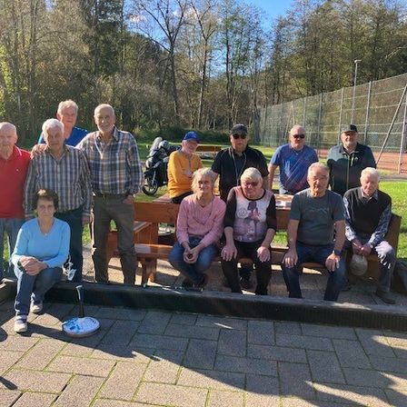 Bild enthält, Grass, Park, People, Person, Bench, Furniture, Baby, Adult, Male, Man