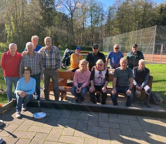 Bild enthält, Grass, Park, People, Person, Bench, Furniture, Baby, Adult, Male, Man
