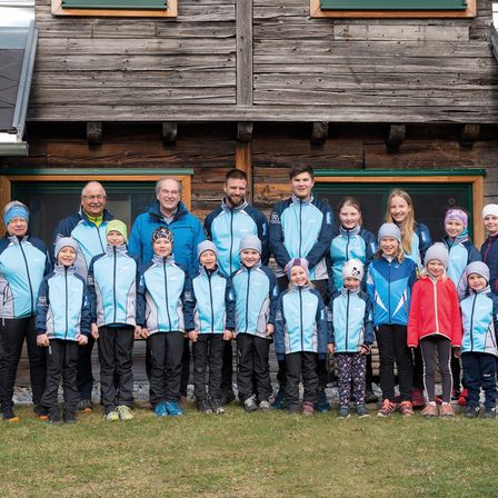 Bild enthält, People, Person, Pants, Shelter, Coat, Jacket, Portrait, Jeans, Adult, Man