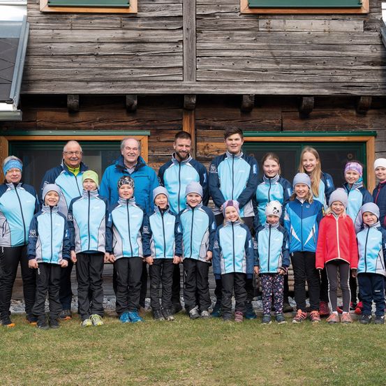 Bild enthält, People, Person, Pants, Shelter, Coat, Jacket, Portrait, Jeans, Adult, Man