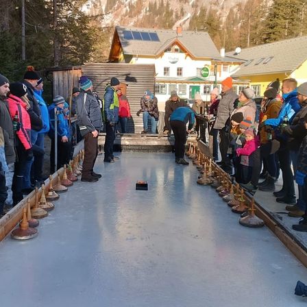 Bild enthält, Person, Glove, People, Glasses, Outdoors, Hat, Coat, Disposable Cup, Backpack, Backpacking