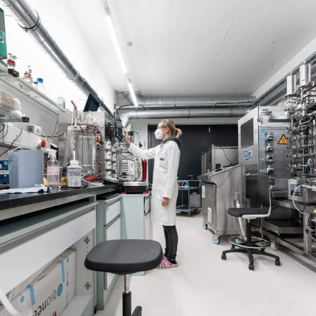 Bild enthält, Laboratory, Person, Lab, Face, Head