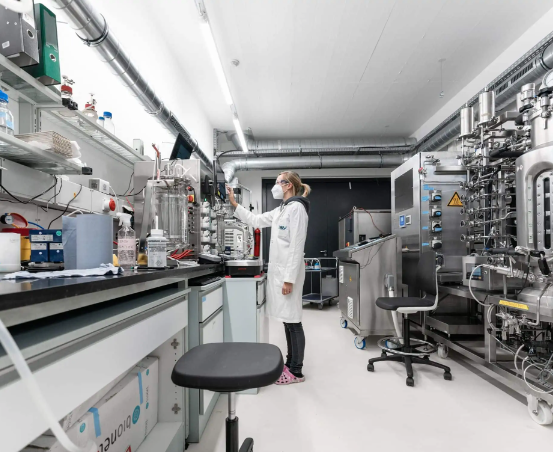 Bild enthält, Laboratory, Person, Lab, Face, Head