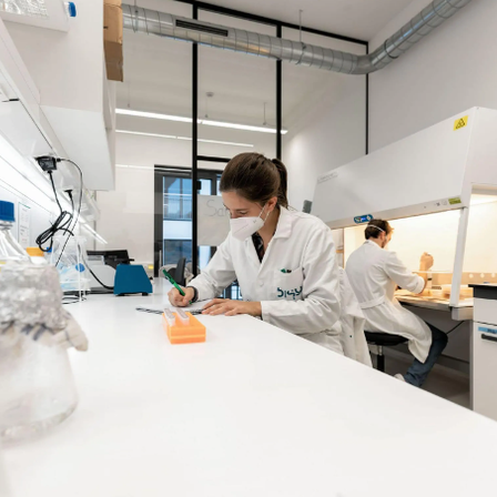 Bild enthält, Laboratory, Adult, Female, Person, Woman, Male, Man, Face, Head, Scientist