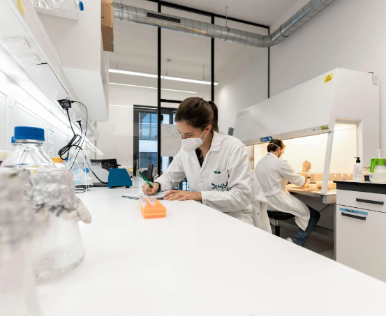 Bild enthält, Laboratory, Adult, Female, Person, Woman, Male, Man, Face, Head, Scientist