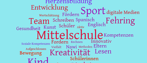 Ein blauer Hintergrund zeigt eine Wortwolke mit verschiedenen Begriffen zu Bildung, Sport und persönlicher Entwicklung. Schlüsselwörter sind 'Junior Science Master', 'Gesundheit', 'Team' und 'Mittelschule'.