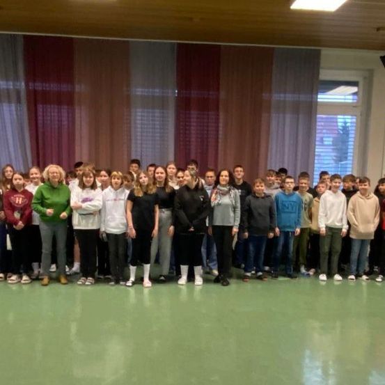 Bild enthält, Groupshot, Person, People, Clothing, Footwear, Shoe, Crowd