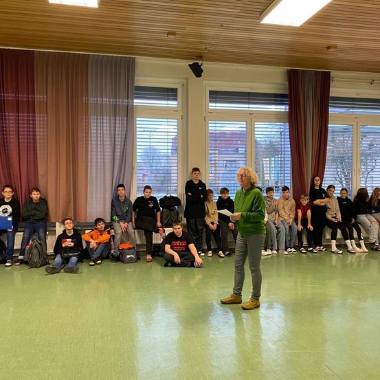 Bild enthält, People, Person, Crowd, Classroom, Indoors, School, Audience, Shoe, Speech, Glasses