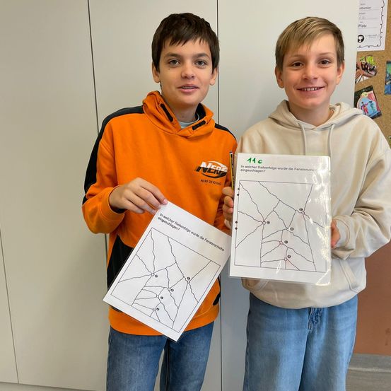 Bild enthält, Clothing, Pants, Boy, Child, Male, Person, Face, Student, Hoodie, Sweatshirt