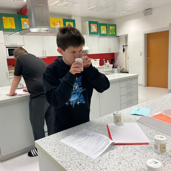 Bild enthält, Head, Person, Face, Text, Adult, Male, Man, Boy, Child