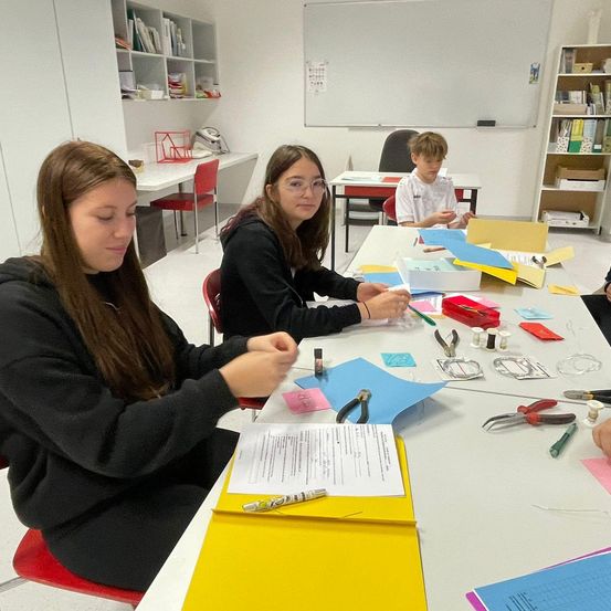 Bild enthält, Person, Student, Adult, Female, Woman, Boy, Child, Male, Text, Head