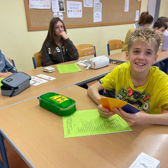Bild enthält, Female, Girl, Person, Teen, Student, Boy, Child, Male, First Aid, Face