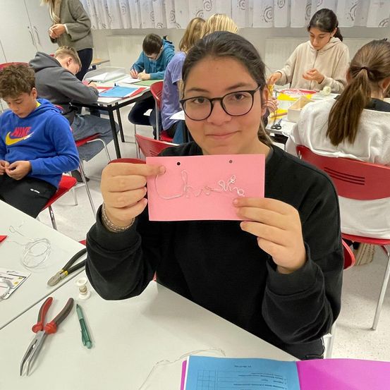 Bild enthält, Person, Student, Boy, Child, Male, Female, Girl, Adult, Woman, Scissors