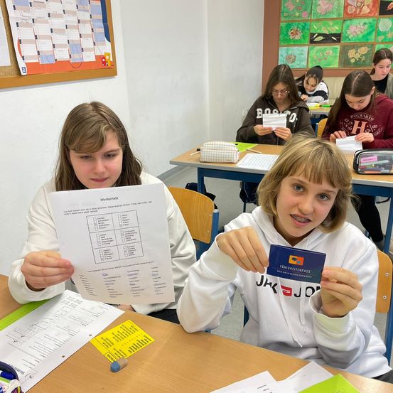 Bild enthält, Text, Person, Student, Document, Head, Face, Credit Card