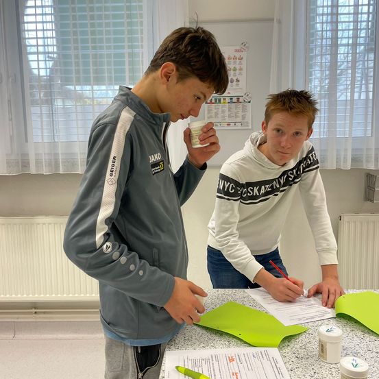 Bild enthält, Text, Person, Student, Pen, Document, Face, Head