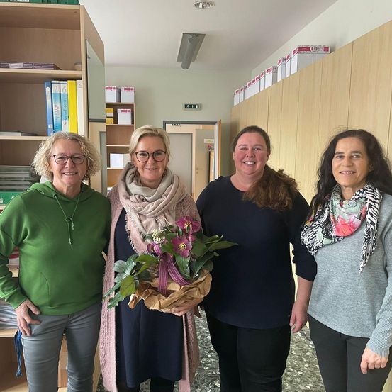 Bild enthält, Blouse, Flower Arrangement, Adult, Female, Person, Woman, People, Potted Plant, Flower Bouquet, Pants