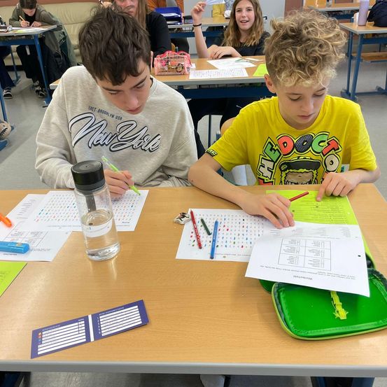 Bild enthält, Boy, Child, Male, Person, Student, Text, Adult, Female, Woman, Face