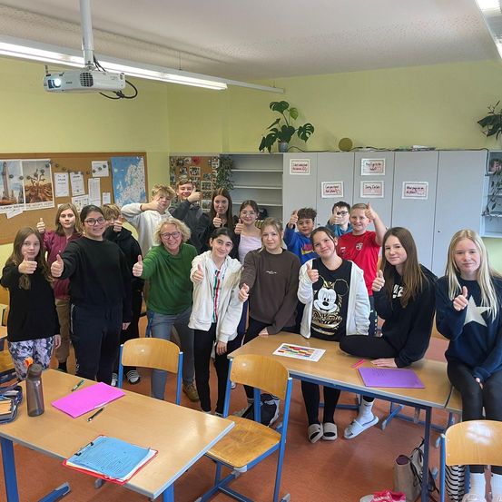 Bild enthält, Adult, Female, Person, Woman, Student, School, Classroom, College, Face, Glasses