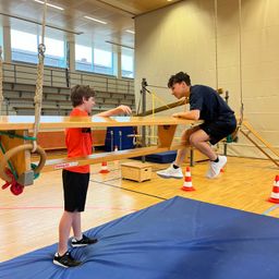 Bild enthält, Person, Boy, Child, Male, Footwear, Shoe, Pilates, Sport, Working Out, Gymnastics