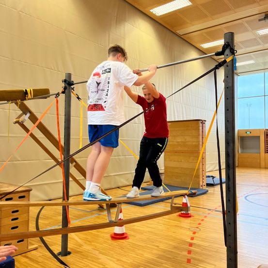 Bild enthält, Person, Pilates, Sport, Working Out, Boy, Child, Male, Footwear, Shoe, Wood